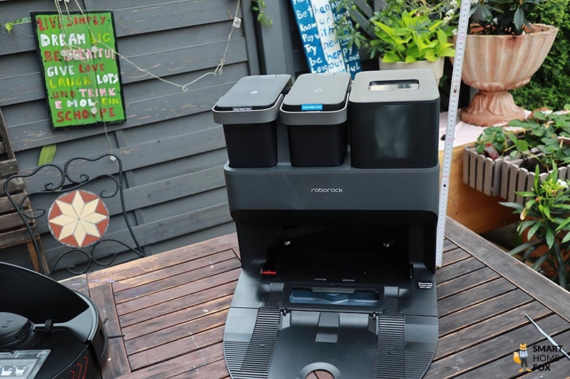 Measuring the Ultra Station of the Roborock S7 MaxV with a ruler